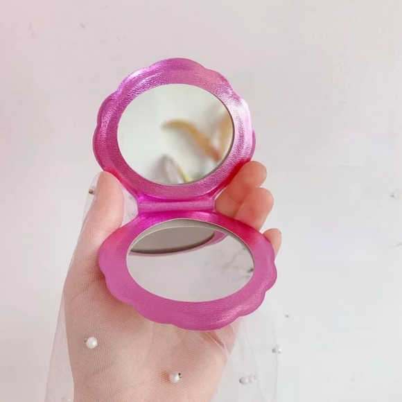 Mermaid Shell Compact - Picture 2 of 5